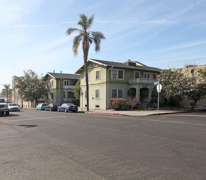 4600 Kingswell Ave in Los Angeles, CA - Building Photo