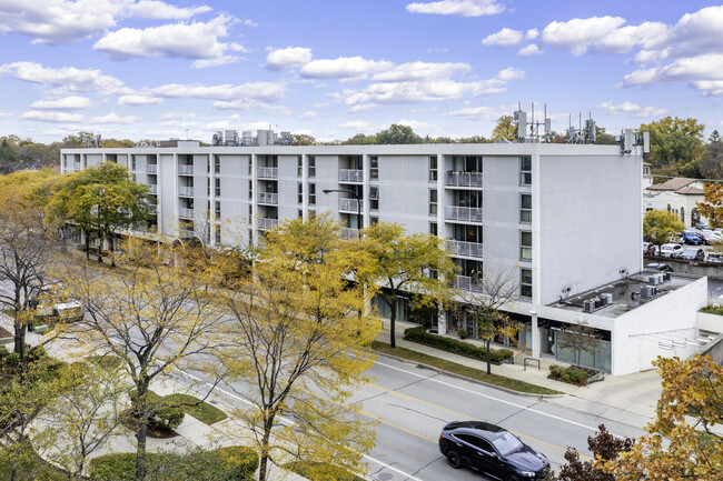 Sheridan House in Wilmette, IL - Foto de edificio - Building Photo