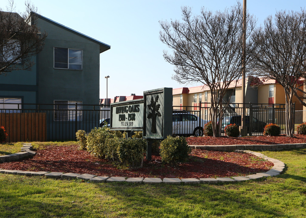 Irving Oaks Apartments in Irving, TX - Building Photo