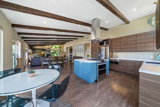 215 Monterey Dr in Laguna Beach, CA - Building Photo - Building Photo