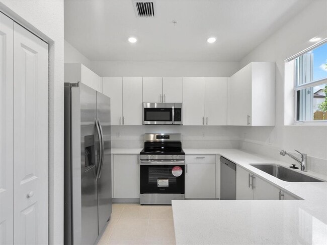 106 SW 184th Pl in Pembroke Pines, FL - Foto de edificio - Building Photo