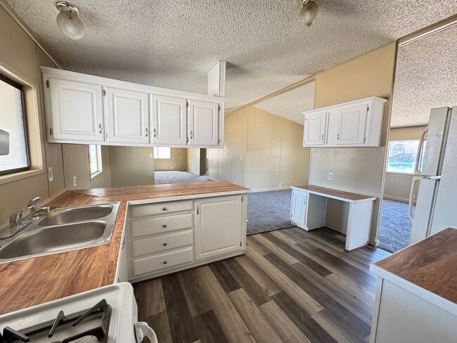 5703 Loop in Bullhead City, AZ - Foto de edificio - Building Photo