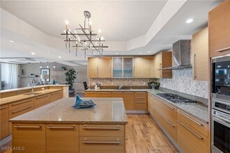 13675 Vanderbilt Dr in Naples, FL - Foto de edificio - Building Photo