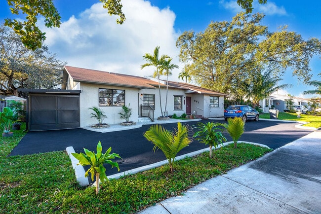 6378 Moseley St in Hollywood, FL - Building Photo - Building Photo