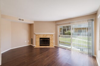 The Cove at Bear Valley in Escondido, CA - Foto de edificio - Interior Photo