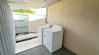 2410 Roosevelt St in Hollywood, FL - Building Photo - Building Photo