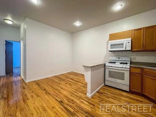 Stunning 2BR Apartment in Carroll Gardens, Unit 1F in Brooklyn, NY - Foto de edificio - Building Photo