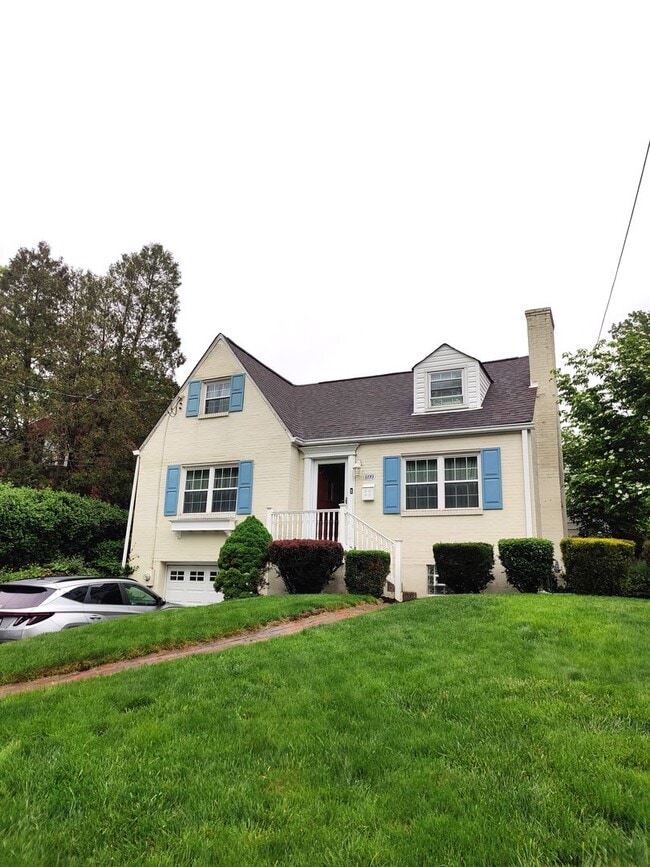 699 Crystal Dr in Pittsburgh, PA - Building Photo - Building Photo