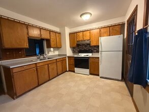 485 Hillcrest Rd in Grafton, WI - Foto de edificio - Building Photo