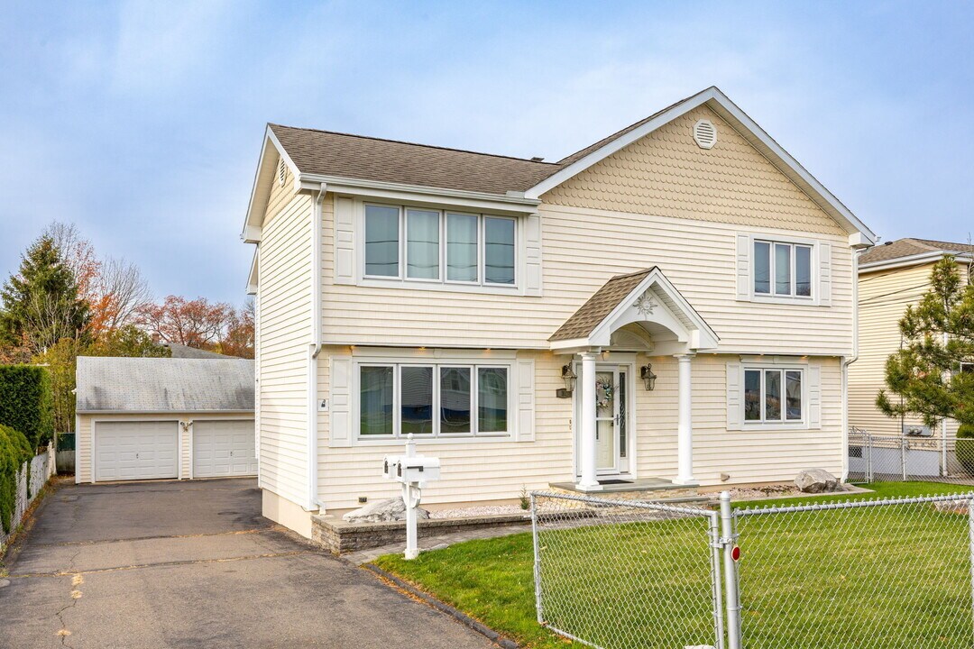 16 Miano Dr in New Britain, CT - Building Photo