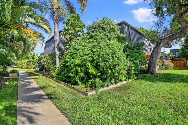 2494 Waterside Dr in Lake Worth Beach, FL - Building Photo - Building Photo