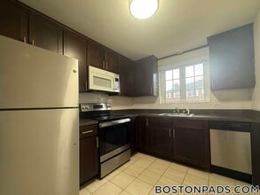 8 Captain Parker Arms, Unit 14 in Lexington, MA - Foto de edificio - Building Photo