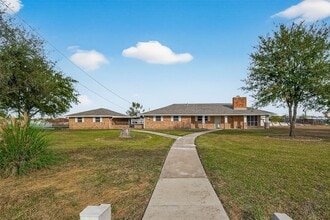 10645 Oak Brook Dr in Houston, TX - Building Photo - Building Photo