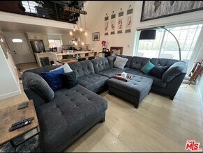 5019 W Maplewood Ave in Los Angeles, CA - Foto de edificio - Building Photo