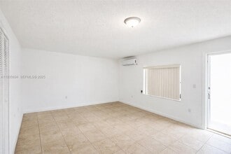 2471 NW 18th Terrace in Miami, FL - Building Photo - Building Photo
