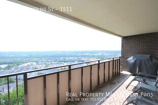 250 S Reynolds St in Alexandria, VA - Building Photo