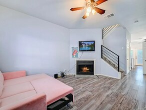 1815 Gary's Park St in San Antonio, TX - Foto de edificio - Building Photo