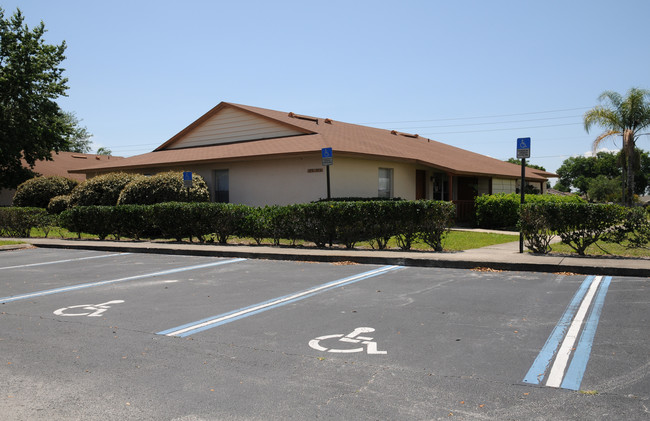 Maine Avenue Apartments & Villas in Apopka, FL - Foto de edificio - Building Photo