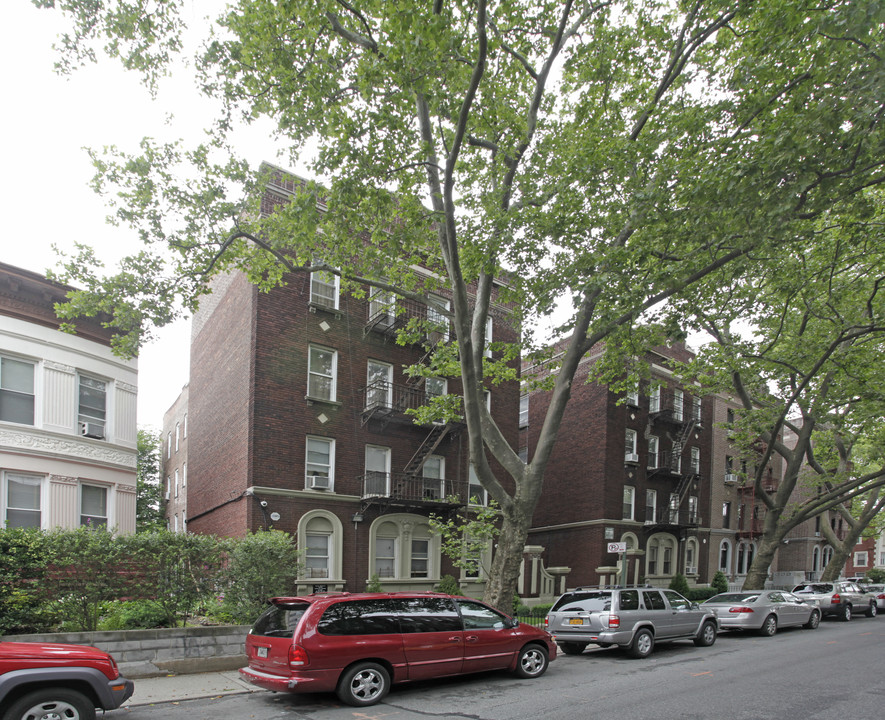 Carollton Covrt in Brooklyn, NY - Building Photo