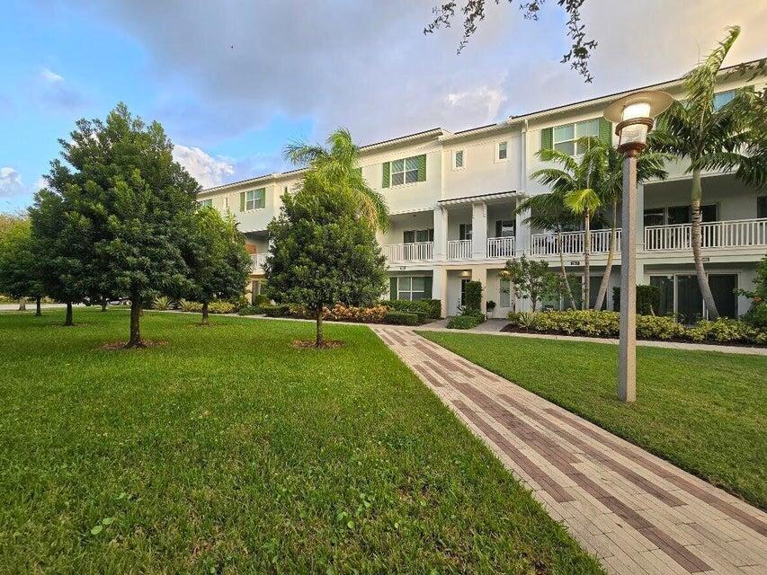 7089 Edison Pl in Palm Beach Gardens, FL - Building Photo