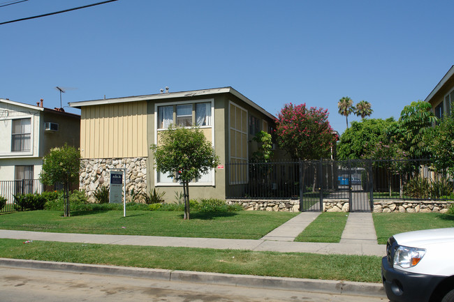 7337 Variel Ave in Canoga Park, CA - Foto de edificio - Building Photo