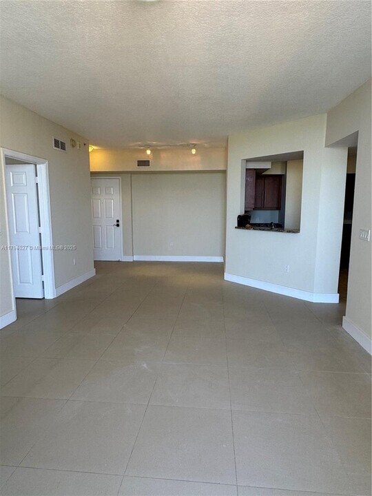 888 S Douglas Rd, Unit 1605 in Coral Gables, FL - Building Photo