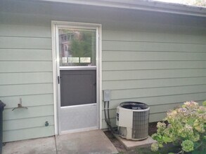 9387 SW Washington St in Portland, OR - Building Photo - Building Photo
