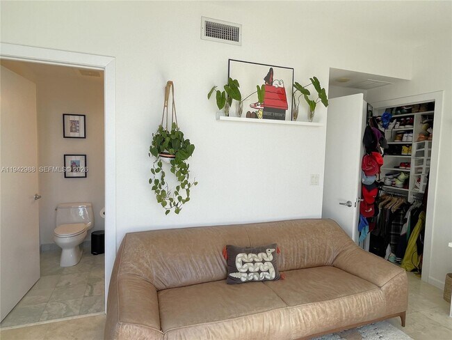 1060 Brickell Ave, Unit 3411 in Miami, FL - Foto de edificio - Building Photo