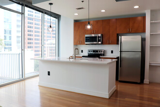 44 Peachtree Pl NW, Unit 926 in Atlanta, GA - Building Photo - Building Photo