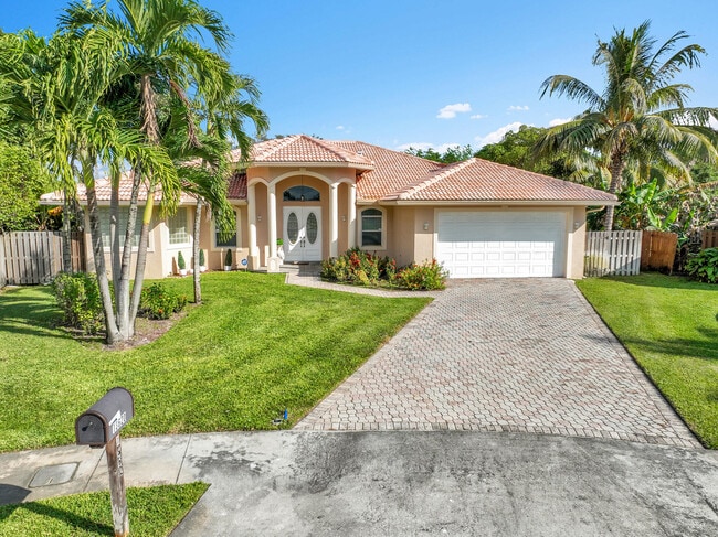 13620 Folkestone Cir in Wellington, FL - Building Photo - Building Photo