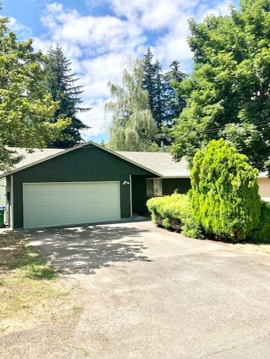 145 SE 218th Ave in Gresham, OR - Building Photo
