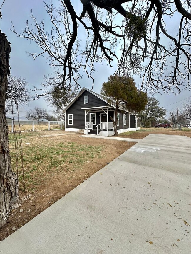 1320 Orient St in San Angelo, TX - Building Photo - Building Photo