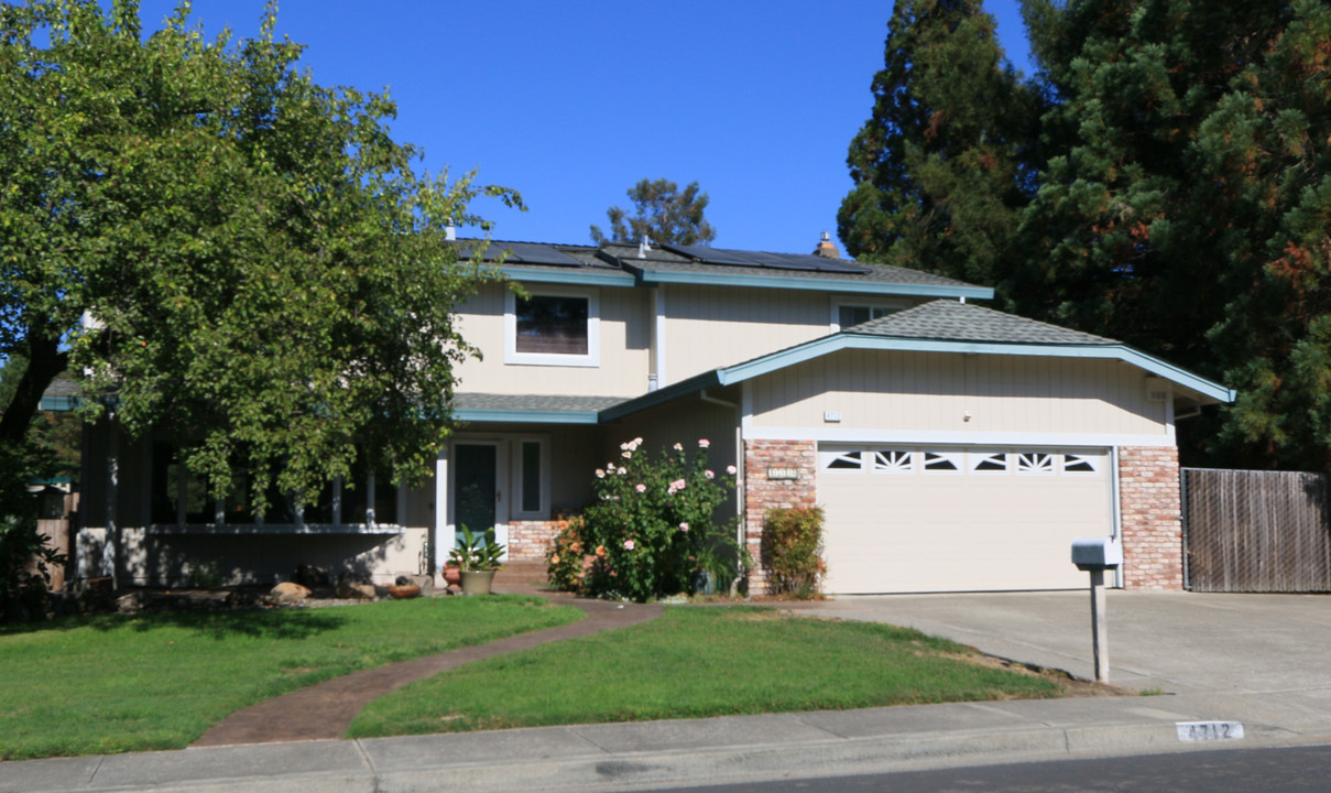 909 Country Pine Ln in Rohnert Park, CA - Foto de edificio