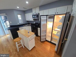 43036 Demerrit St in Chantilly, VA - Foto de edificio - Building Photo