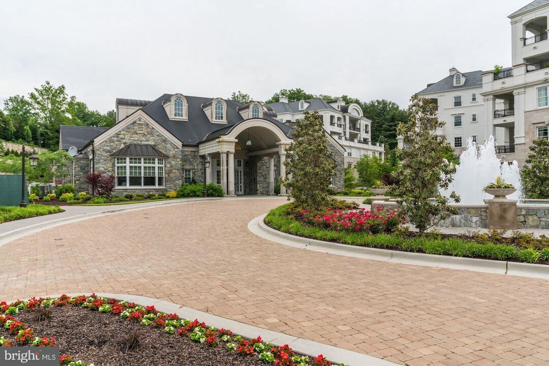 8121 River Rd-Unit -415 in Bethesda, MD - Building Photo