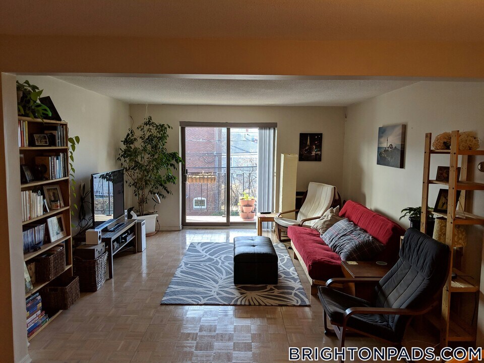 26 Waverly St, Unit 304 in Boston, MA - Building Photo