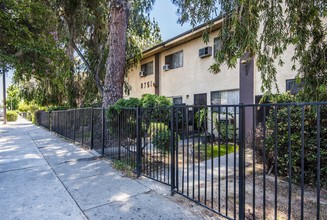 8751 Langdon Ave in North Hills, CA - Foto de edificio - Building Photo