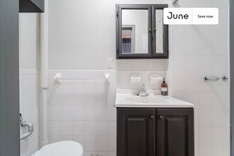 235 W 18th St in New York, NY - Building Photo - Building Photo