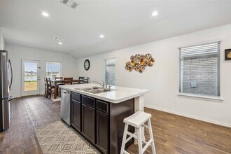 16684 Lonely Pines Dr in Conroe, TX - Foto de edificio - Building Photo