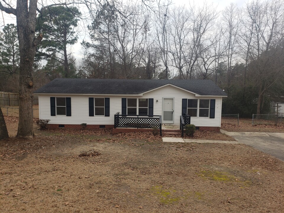 1017 Dunvegan Dr in Raeford, NC - Building Photo