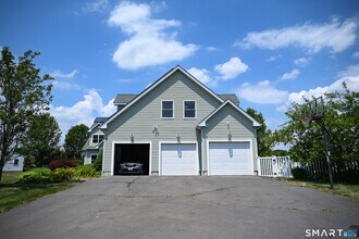 19 Longview Dr in North Haven, CT - Building Photo - Building Photo