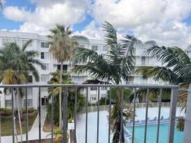 494 NW 165th St in Miami, FL - Building Photo