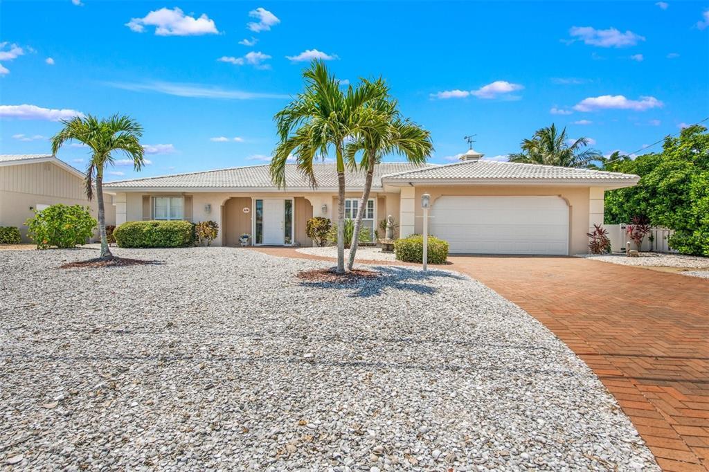 614 Gladstone Ln in Holmes Beach, FL - Building Photo