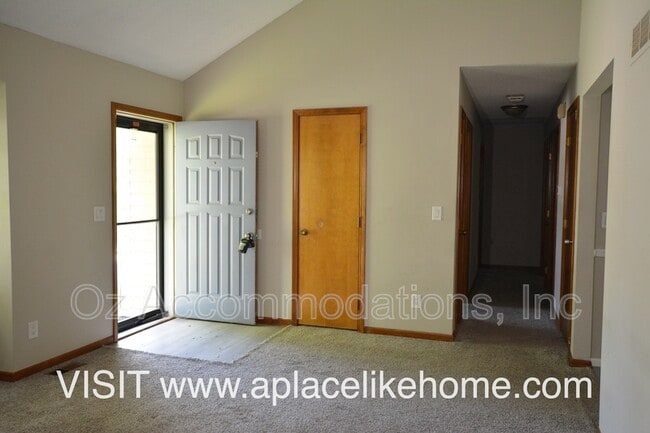 8503 Sarah Ln in Pleasant Valley, MO - Building Photo - Building Photo