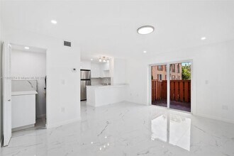 7151 Miami Lakes Dr in Hialeah, FL - Foto de edificio - Building Photo
