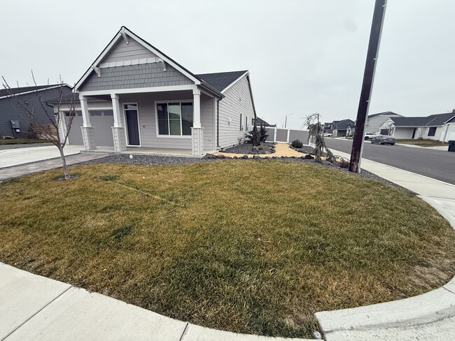 303 Emerald Ave in Grandview, WA - Building Photo - Building Photo