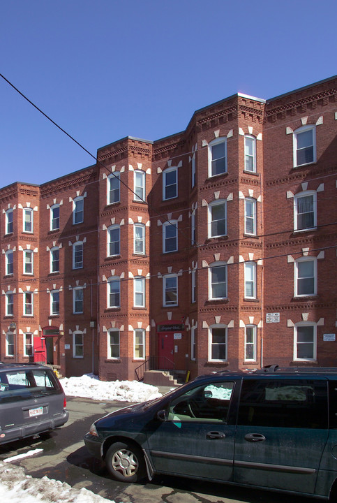 152 West St in Holyoke, MA - Foto de edificio