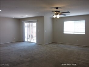 8643 Rowland Bluff Ave in Las Vegas, NV - Foto de edificio - Building Photo