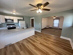 221 E Dover Ct, Unit 221 in Davenport, IA - Foto de edificio - Building Photo