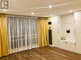 2185 Marine Dr in Oakville, ON - Building Photo